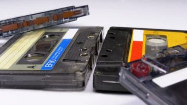 Dört ses kasetleri beyaz arka plan üzerinde döndürme