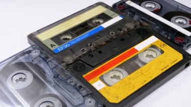 Dört ses kasetleri beyaz arka plan üzerinde döndürme