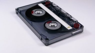 Vintage şeffaf ses kaset beyaz arka plan üzerinde döner