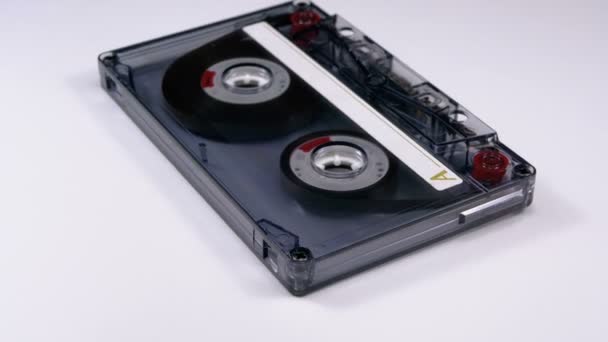 Vintage transparant Audio Cassette draait op witte achtergrond — Stockvideo