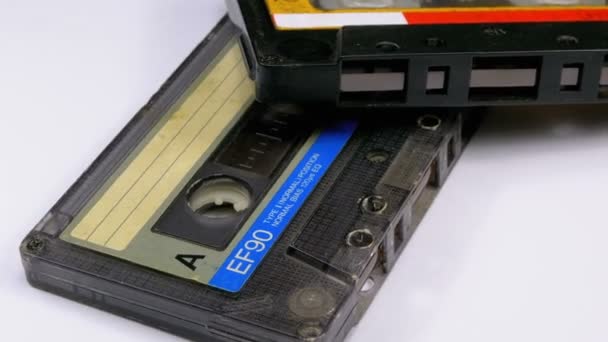 Duas cassetes de áudio gira em fundo branco — Vídeo de Stock