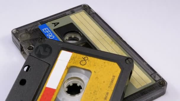 Due cassette audio ruotano su sfondo bianco — Video Stock