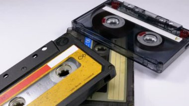 Beyaz arka plan üzerinde üç Vintage ses kasetleri döndürmek