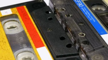 İki ses kasetleri beyaz arka plan üzerinde döndürme