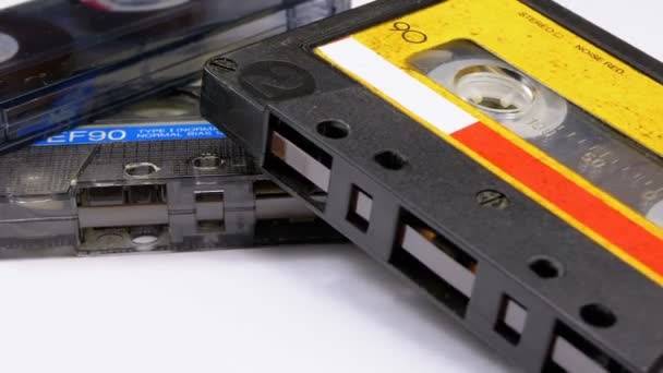 Τρεις Vintage κασέτες ήχου περιστροφή σε λευκό φόντο — Αρχείο Βίντεο