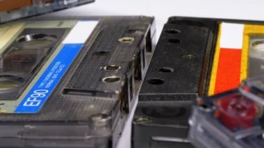 Dört ses kasetleri beyaz arka plan üzerinde döndürme