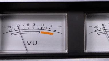 İki eski Analog kadran vu sinyal göstergeleri oklu