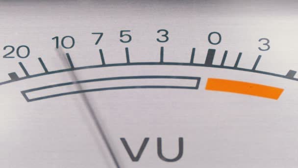 Analoog signaal Indicator met pijl. Meter van het audiosignaal in decibel. — Stockvideo