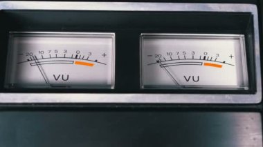 İki eski Analog kadran vu sinyal göstergeleri oklu