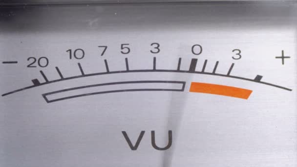 Analog Signal Indicator with Arrow. Meter of the audio signal in decibels. — Stock Video