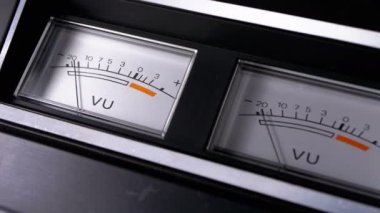 İki eski Analog kadran vu sinyal göstergeleri oklu