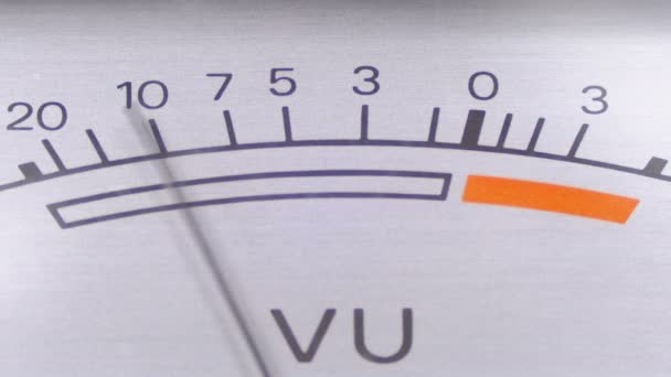 Indicatore di segnale analogico con freccia. Misuratore del segnale audio in decibel . — Video Stock