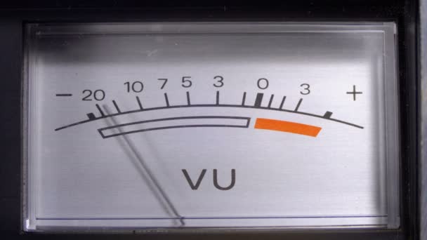 Analoog signaal Indicator met pijl. Meter van het audiosignaal in decibel. — Stockvideo