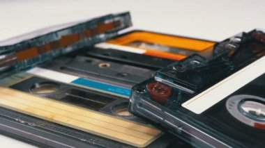 Dört ses kasetleri beyaz arka plan üzerinde döndürme