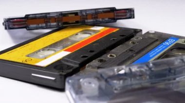 Dört ses kasetleri beyaz arka plan üzerinde döndürme