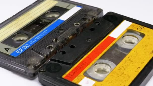 Dos casetes de audio vintage gira sobre fondo blanco — Vídeo de stock