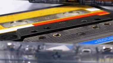 Dört ses kasetleri beyaz arka plan üzerinde döndürme