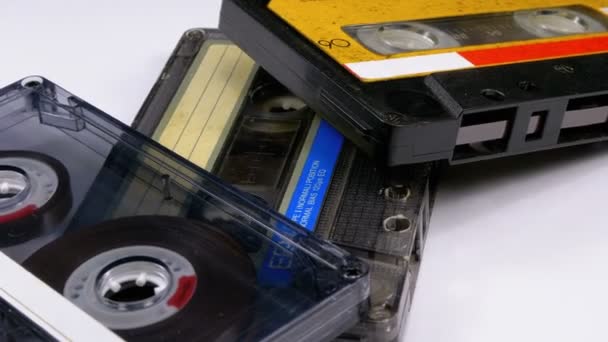 Τρεις Vintage κασέτες ήχου περιστροφή σε λευκό φόντο — Αρχείο Βίντεο