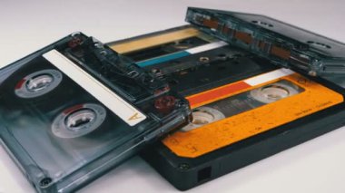 Dört ses kasetleri beyaz arka plan üzerinde döndürme