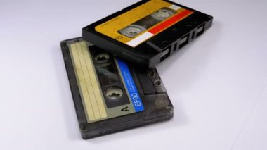 Beyaz arka plan üzerinde iki Vintage ses kaset döner
