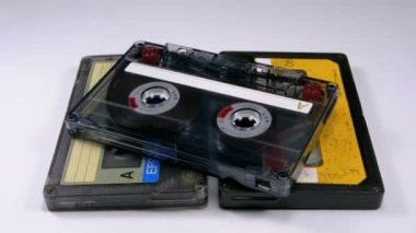 Beyaz arka plan üzerinde üç Vintage ses kasetleri döndürmek