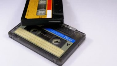 İki ses kasetleri beyaz arka plan üzerinde döner