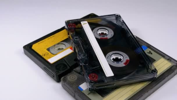 Tre Vintage ljudkassetter rotera på vit bakgrund — Stockvideo