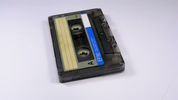 Vintage ljudkassett roterar på vit bakgrund — Stockvideo