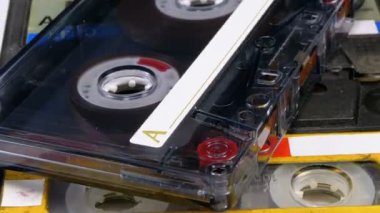 Beyaz arka plan üzerinde üç Vintage ses kasetleri döndürmek