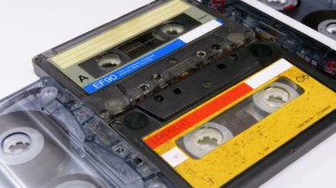 Dört ses kasetleri beyaz arka plan üzerinde döndürme