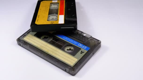 Duas cassetes de áudio giram em fundo branco — Vídeo de Stock