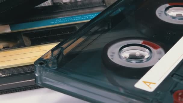 Три винтажных аудиокассеты вращаются на белом фоне — стоковое видео