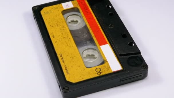 Audiokassette dreht sich auf weißem Hintergrund — Stockvideo