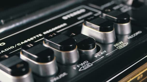 Düğmelere basmak bir kayıt cihazı, Play, Stop, Rec, ff, üzerinde Rew — Stok video
