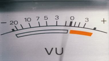Ok ile analog sinyal göstergesi. Desibel cinsinden ses sinyal metre.