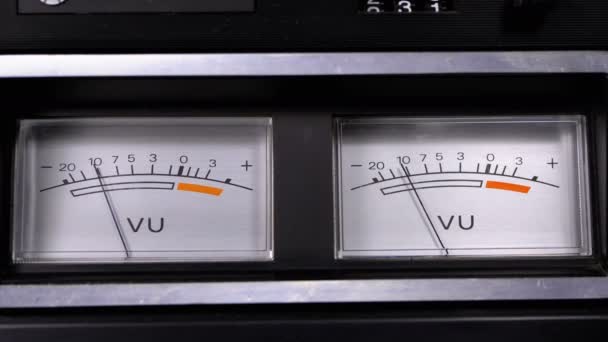 两个带有箭头的旧模拟拨号 vu 信号指示器 — 图库视频影像