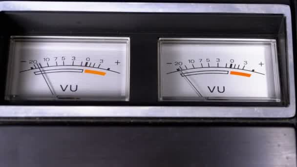 Dva staré analogové vu signál úchylkoměry s šipkou — Stock video