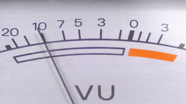 Indicatore di segnale analogico con freccia. Misuratore del segnale audio in decibel . — Video Stock