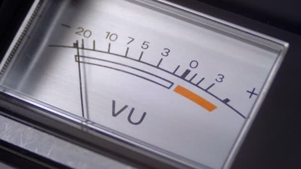 Analoge Signalanzeige mit Pfeil. Meter des Audiosignals in Dezibel. — Stockvideo