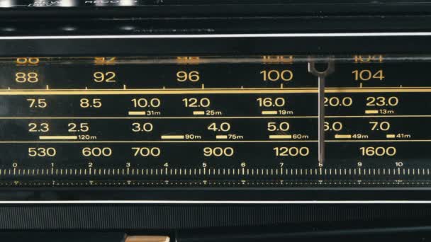 Réglage analogique Radio Fréquence du cadran sur l'échelle du récepteur Vintage 