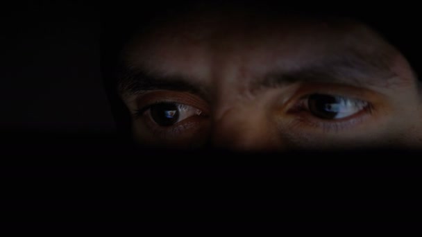 Αρσενικό χάκερ στο καπέλο που εργάζονται για το Laptop οθόνη τη νύχτα — Αρχείο Βίντεο