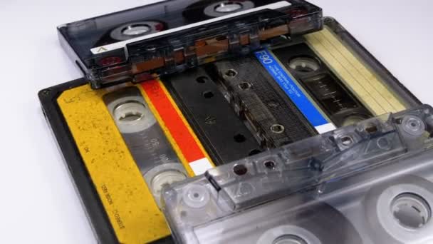 Quatro cassetes de áudio giram em fundo branco — Vídeo de Stock