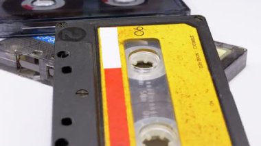 Beyaz arka plan üzerinde üç Vintage ses kasetleri döndürmek