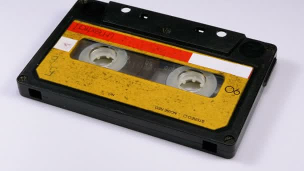 Audiokassette dreht sich auf weißem Hintergrund — Stockvideo