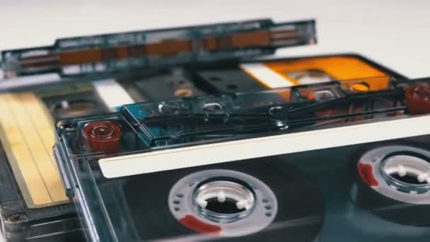 Cuatro casetes de audio giran sobre fondo blanco — Vídeos de Stock