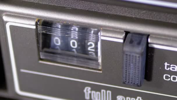 Obraca się licznik kasety Audio w rejestratorze magnetofonu — Wideo stockowe