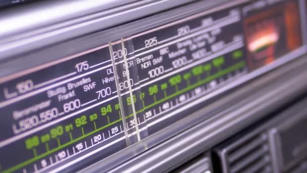 Sintonizzazione analogico Radio Dial Frequenza su scala del ricevitore Vintage — Video Stock