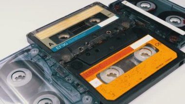 Dört ses kasetleri beyaz arka plan üzerinde döndürme