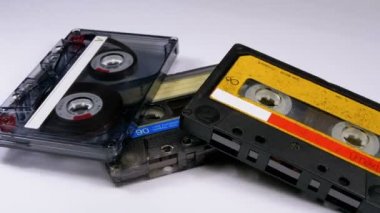 Beyaz arka plan üzerinde üç Vintage ses kasetleri döndürmek