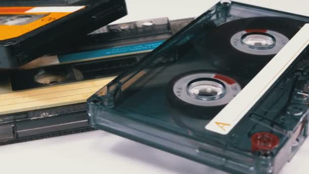 Tre cassette audio vintage ruotano su sfondo bianco — Video Stock